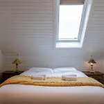 Huswell - Sunny & Stylish Beachside Retreat