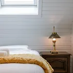 Huswell - Sunny & Stylish Beachside Retreat