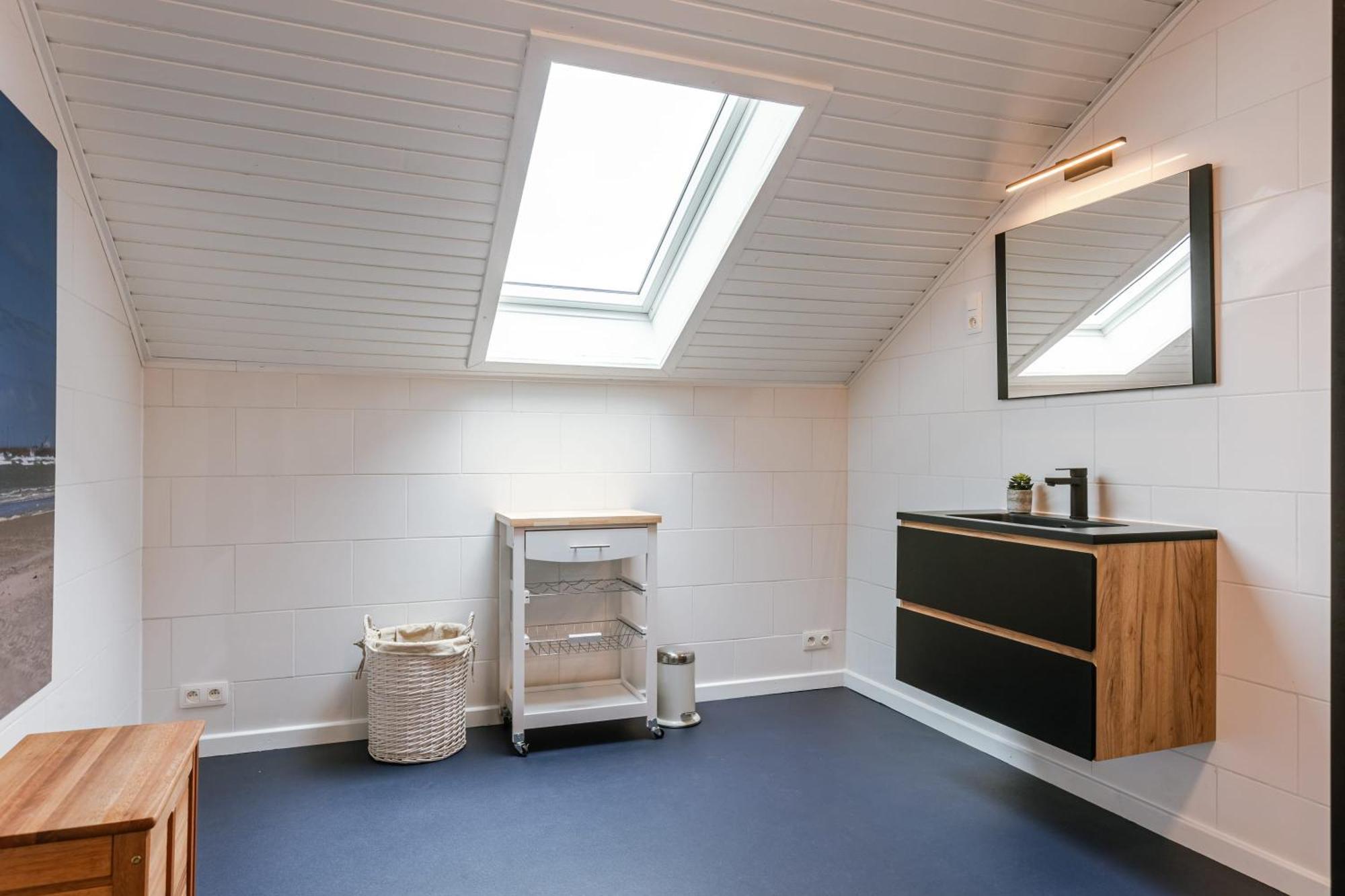 Huswell - Sunny & Stylish Beachside Retreat *