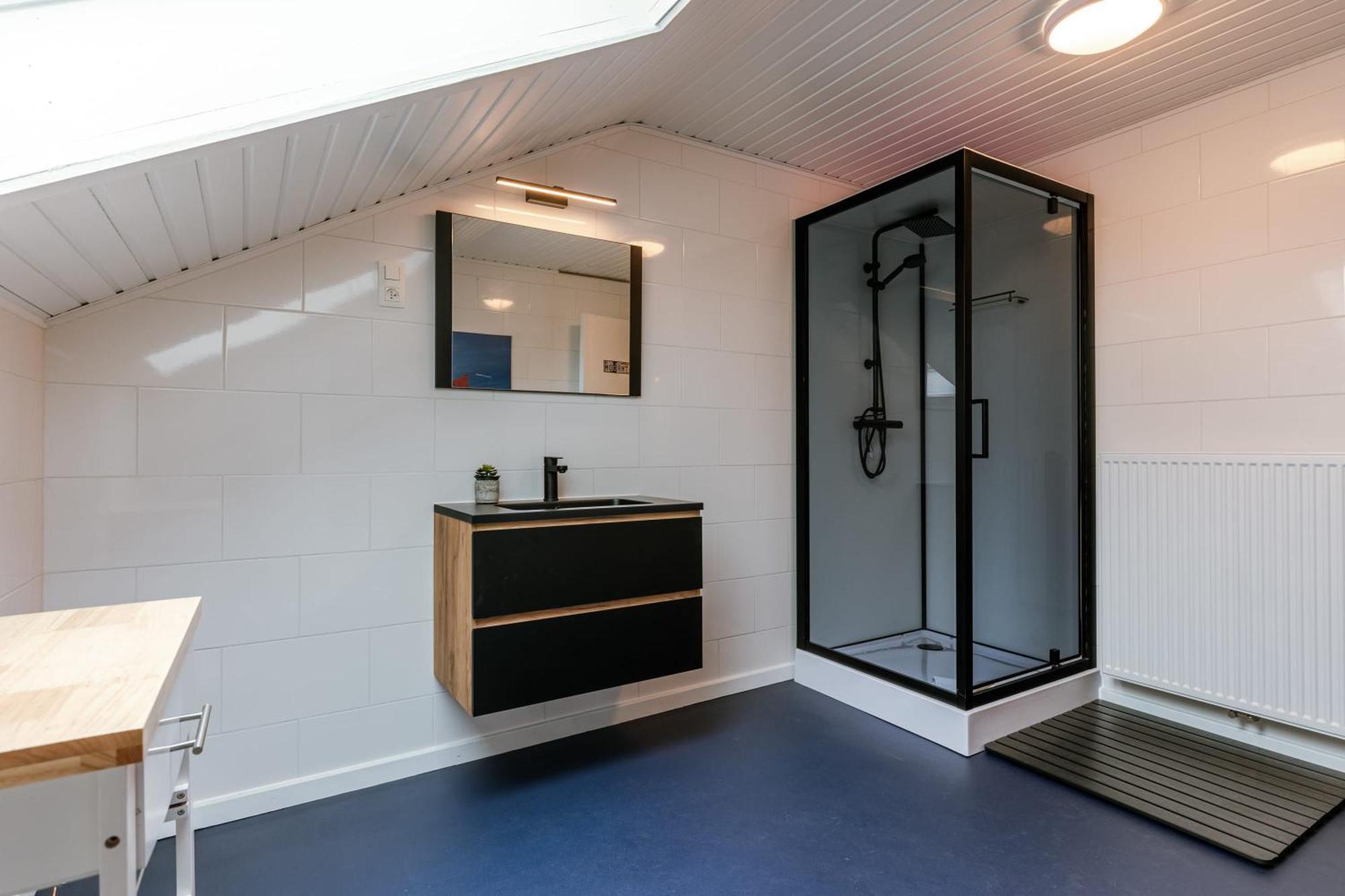 Huswell - Sunny & Stylish Beachside Retreat *